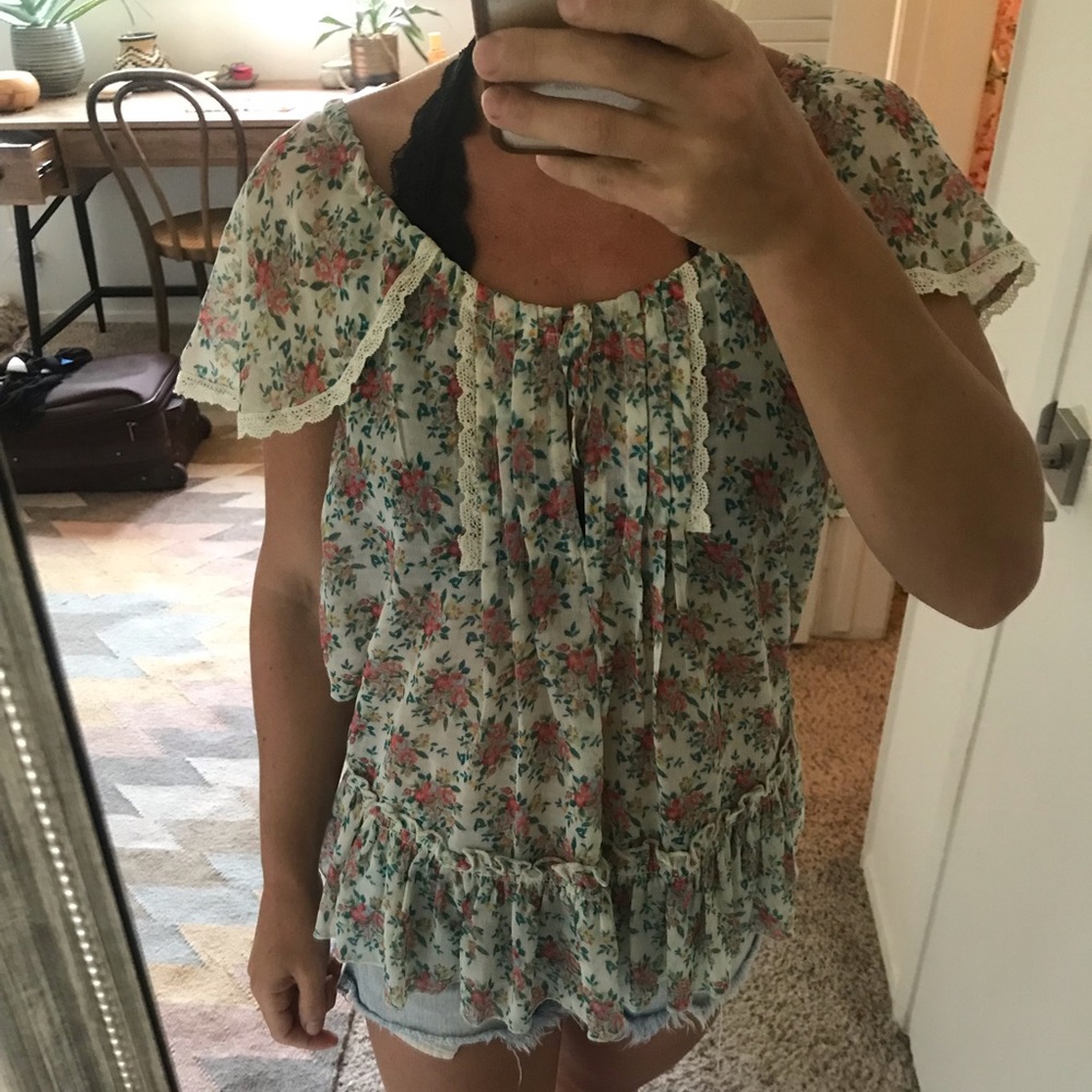 Floral top with lace trim and ruffle hem